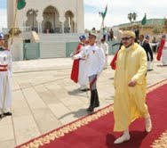 أمير المؤمنين حفظه الله في طريقه لأداء صلاة الجمعة بمسجد حسان بالرباط يوم 10 ماي 2013